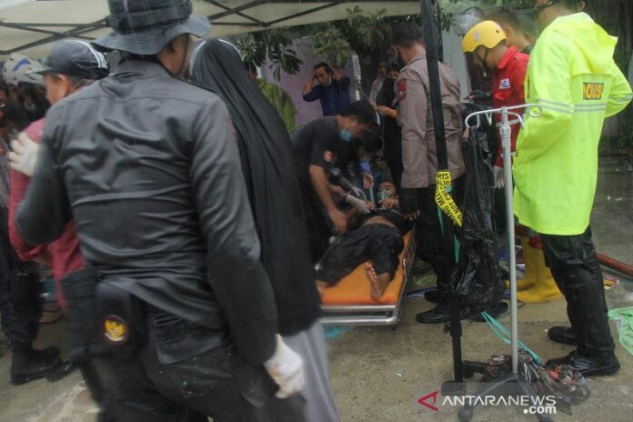 antarafoto-evakuasi-korban-gempa-150121-akbar-1_2