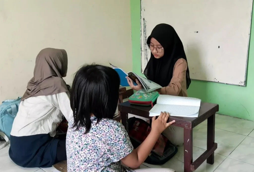 Mengajar menjadi salah satu kegiatan PKL mahasiswa UHAMKA di bimbel ACC.