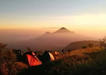 Pesona Gunung Puthuk Siwur