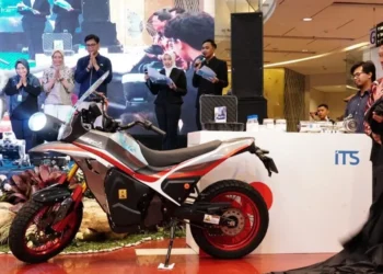 Rektor ITS Prof Ir Bambang Pramujati ST MScEng PhD (kanan) saat meresmikan motor listrik inovasi ITS yang bernama EV-A di perhelatan SINOX-01 Kolaborasi ITS dan Unair