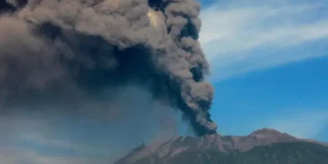 Gunung Raung Erupsi