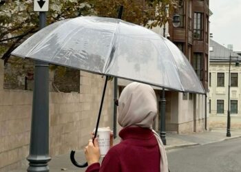 Fashion Musim Hujan: Tetap Stylish dan Nyaman