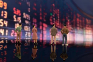 miniatur dengan latar depan statistik pasar saham, mengilustrasikan para investor menganalisis SUPA IPO