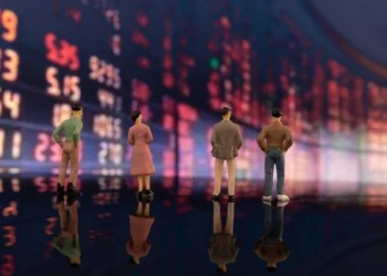 miniatur dengan latar depan statistik pasar saham, mengilustrasikan para investor menganalisis SUPA IPO