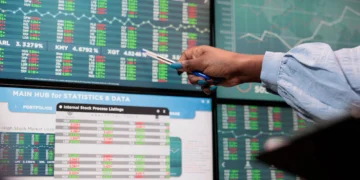 ilustrasi sebuah tangan sedang mempresentasikan grafik instrumen investasi PBS030