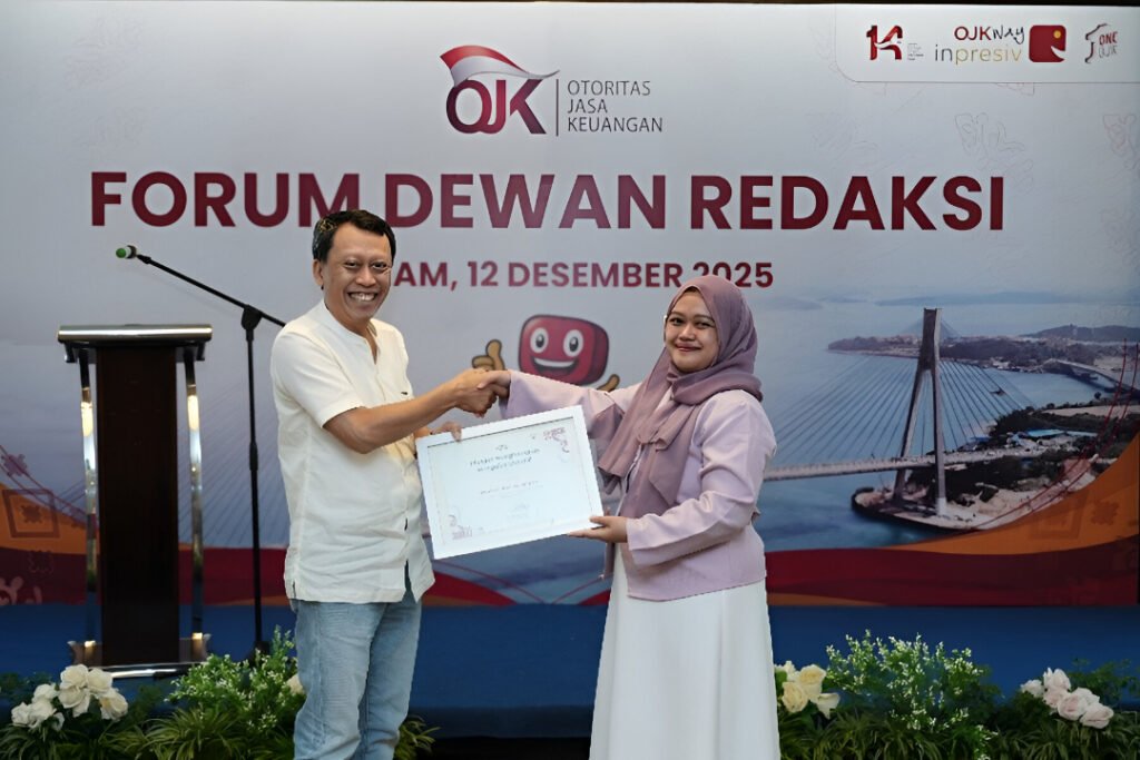 Pemberian piagam penghargaan kepada OJK, 12/12/2025, Foto ; Istimewa